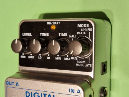 Behringer DR600 Digital Reverb effects pedal controls