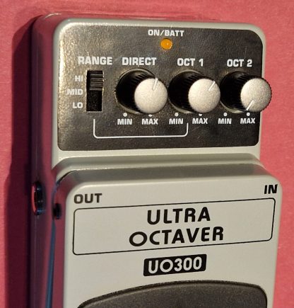 Behringer UO300 Ultra Octaver effects pedal controls