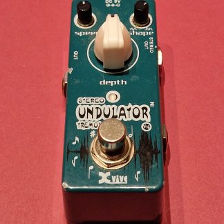 Xvive V16 Undulator tremolo effects pedal