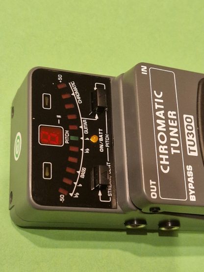 Behringer TU300 Chromatic Tuner pedal controls