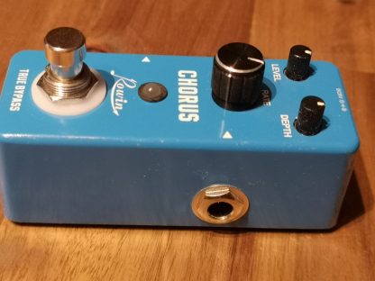 Rowin Chorus effects pedal right side