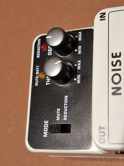 Behringer NR300 Noise Reducer effects pedal controls