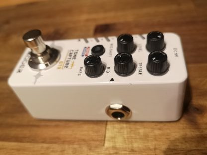 Mooer Tone Capture effects pedal right side