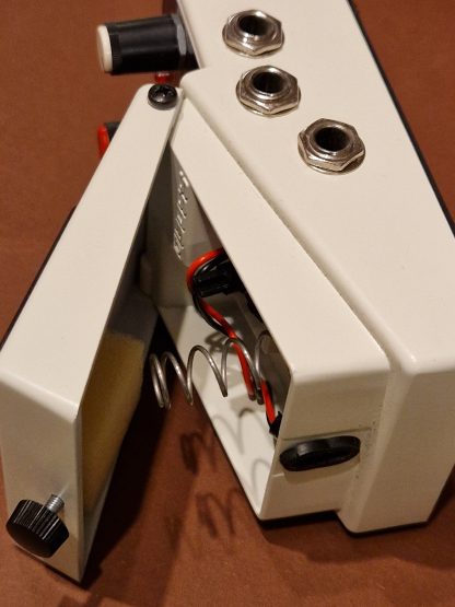 BOSS LS-2 Line Selector pedal battery cavitiy