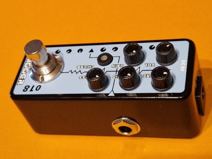 Mooer Micro PreAMP 018 Custom 100 pedal right side