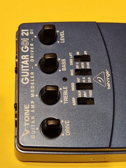 Behringer V-Tone Guitar Amp Modeler GDDI 21 preamp pedal controls