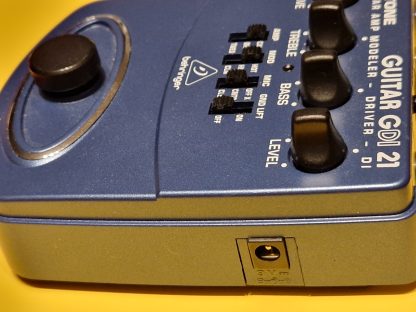 Behringer V-Tone Guitar Amp Modeler GDDI 21 preamp pedal right side
