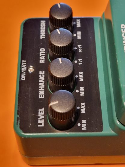 Behringer BLE100 Bass Limiter Enhancer effects pedal controls
