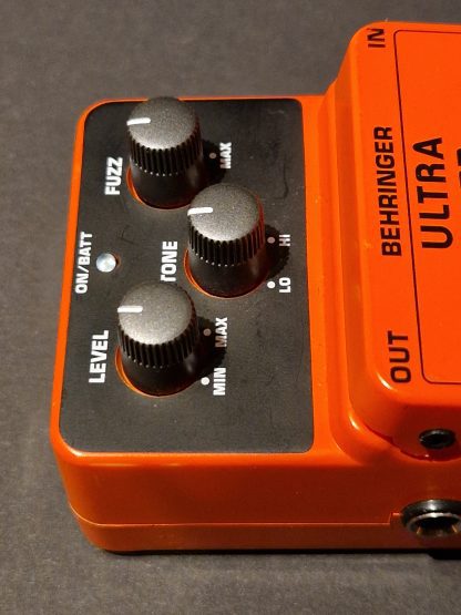 Behringer UZ400 Ultra Fuzz effects pedal controls