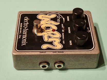 electro-harmonix the Worm Modulation multi-effects pedal right side