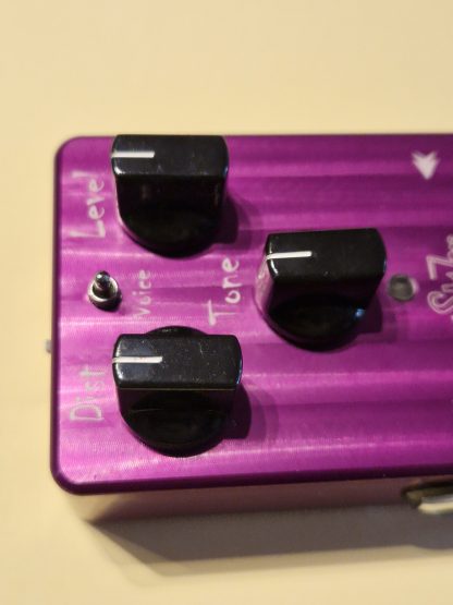 Suhr Riot distortion effects pedal controls