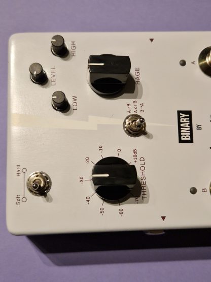 Harley Benton Binary distortion and noisegate effects pedal controls