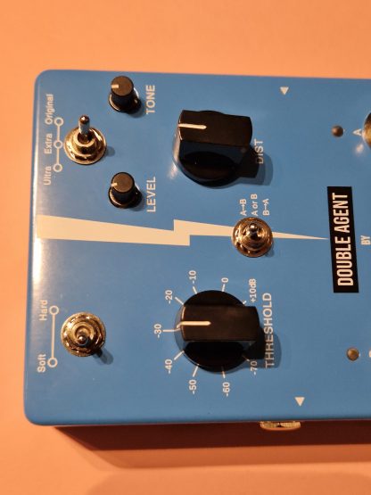 Harley Benton Double Agent overdrive and noisegate effects pedal controls