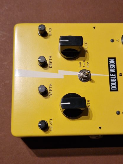 Harley Benton Double Vision Chorus and Tremolo effects pedal controls
