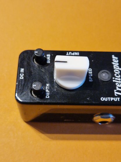 Mooer Trelicopter tremolo effects pedal controls