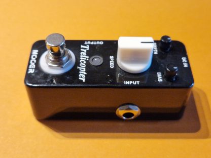Mooer Trelicopter tremolo effects pedal right side
