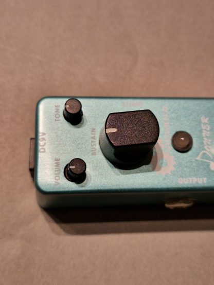 Donner Stylish Fuzz effects pedal controls