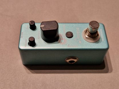 Donner Stylish Fuzz effects pedal left side